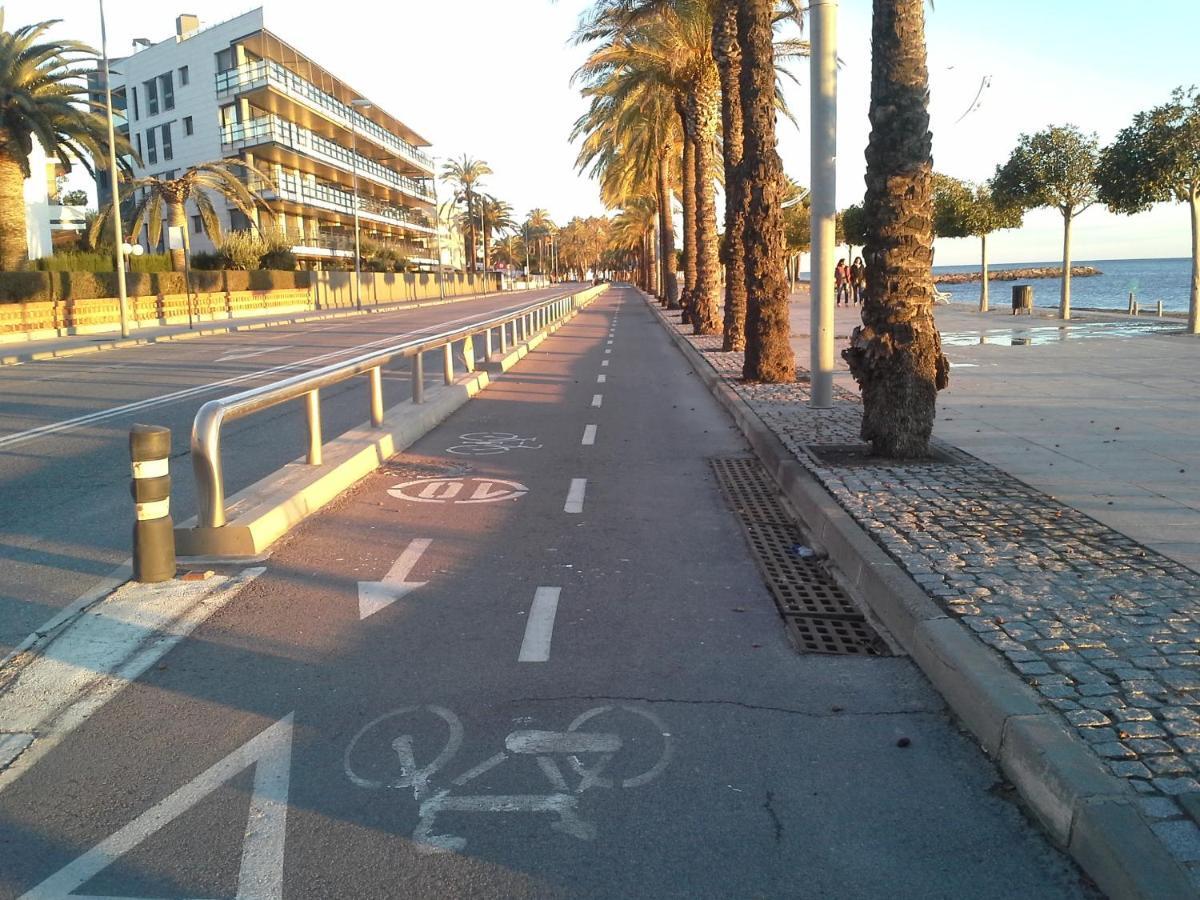 50 m de la plage! Proche du centre ville! Piscine! Vue sur mer et montagnes! Wifi! 2 vélos à disposition! Cambrils Esterno foto